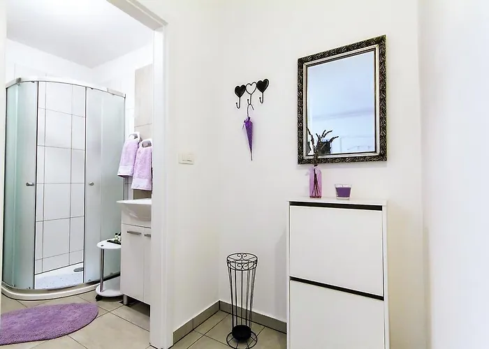 Center Lori Daire Pula