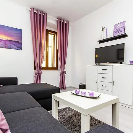 Center Lori アパート *